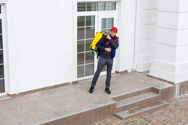 Delivery Man Álló Sárga Termo Hátizsák Élelmiszer Szállítás Közelében Bejárat — Stock Fotó