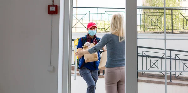 Consegna Uomo Con Termo Zaino Donna Sorridente Ufficio — Foto Stock