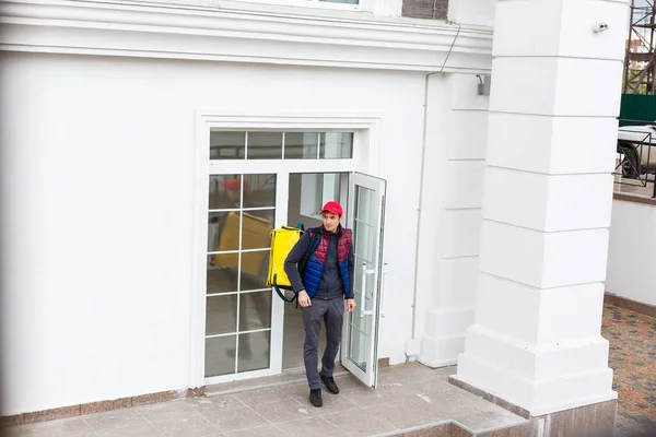 Delivery Man Standing Yellow Thermo Backpack Food Delivery Entrance Home — Stock Photo, Image