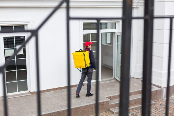 Delivery Man Álló Sárga Termo Hátizsák Élelmiszer Szállítás Közelében Bejárat — Stock Fotó