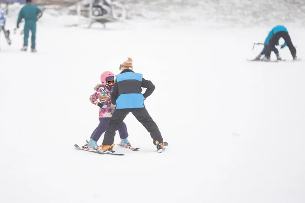 Professionele Skileraar Leert Een Kind Skiën Een Dag Een Berghelling — Stockfoto