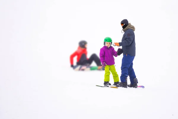 Instrutores Ensinam Uma Criança Uma Encosta Neve Snowboard — Fotografia de Stock