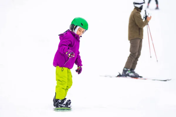 Kicsi Aranyos Lány Snowboard Síközpont Napsütéses Téli Nap — Stock Fotó