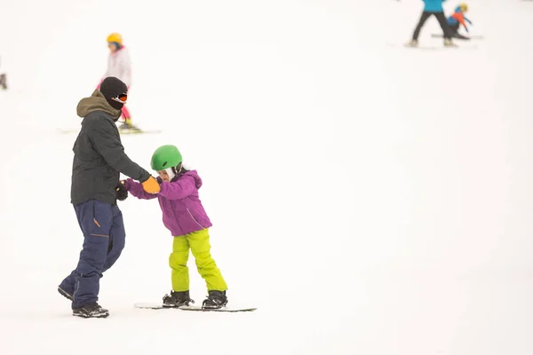 Cold Winder Day Mountain Ski Resort Vader Onderwijs Little Daughter — Stockfoto