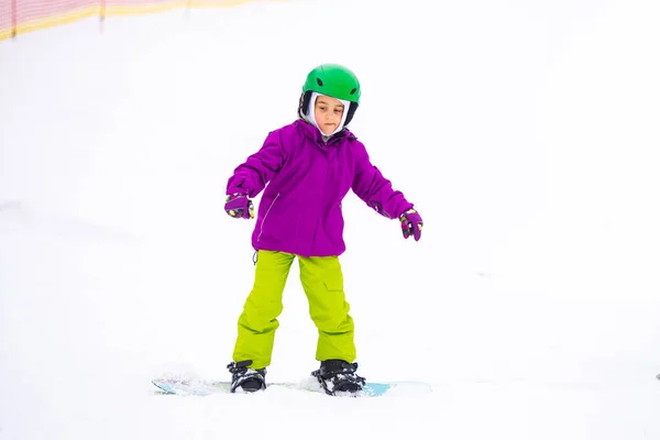 Snowboard Kış Sporu Küçük Kız Snowboard Öğreniyor Kalın Kışlık Giysiler — Stok fotoğraf