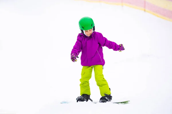 Snowboard Wintersport Meisje Leert Snowboarden Draagt Warme Winterkleren Winterachtergrond — Stockfoto