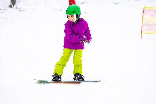 Malá Roztomilá Dívka Snowboarding Lyžařském Středisku Slunečném Zimním Dni — Stock fotografie