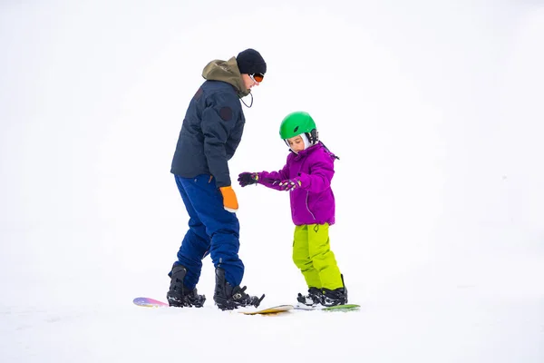 Холодному Зимовому Дні Гірськолижному Курорті Батько Вчить Маленьку Доньку Сноубордингу — стокове фото