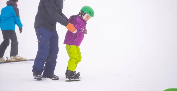 Холодному Зимовому Дні Гірськолижному Курорті Батько Вчить Маленьку Доньку Сноубордингу — стокове фото