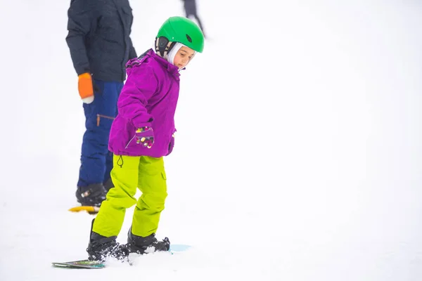 Інструктори Навчають Дитину Снігопаді Сноуборду — стокове фото