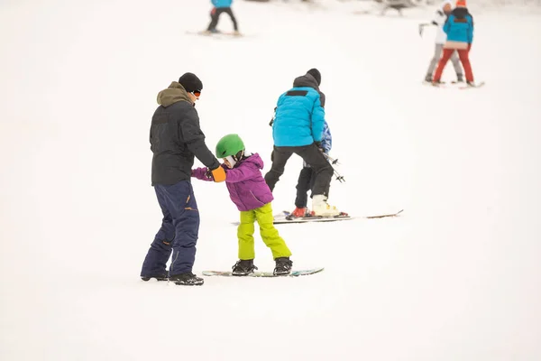 Instruktoři Učí Dítě Sněhovém Svahu Snowboardu — Stock fotografie