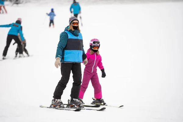 Professionele Skileraar Leert Een Kind Skiën Een Dag Een Berghelling — Stockfoto