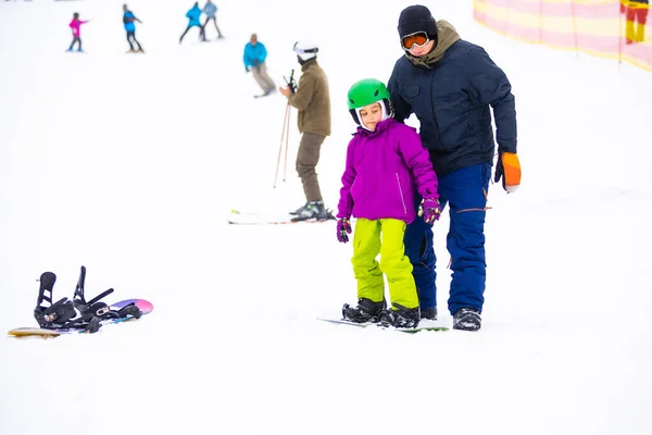 Hideg Szél Napján Mountain Ski Resortban Apa Tanítja Kicsi Lányt — Stock Fotó