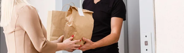 Diversi Contenitori Carta Cibo Asporto Fattorino Sta Trasportando Foto Alta — Foto Stock