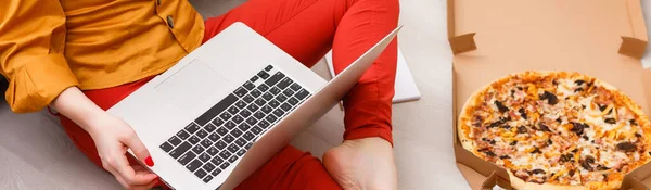 Mujer Comercio Electrónico Mujer Joven Usando Computadora Para Compras Línea —  Fotos de Stock