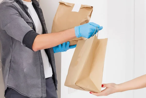 Jonge Vrouw Met Een Medisch Masker Die Binnen Eten Kreeg — Stockfoto