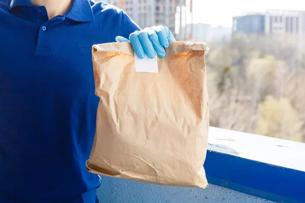 Courier Máscara Protetora Luvas Médicas Oferece Comida Takeaway Serviço Entrega — Fotografia de Stock