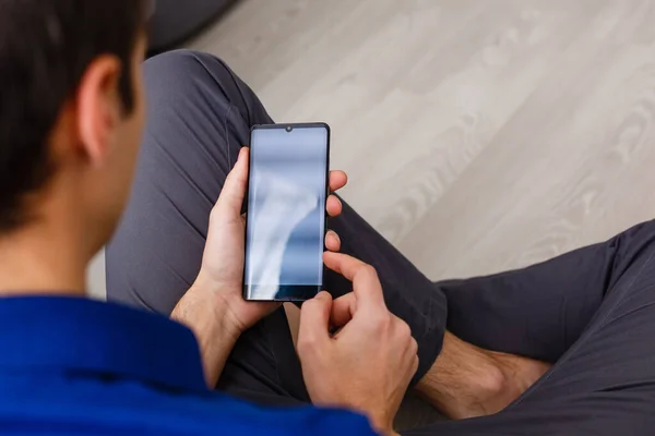 Primer Plano Hombre Que Usa Teléfono Inteligente Móvil — Foto de Stock