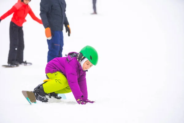 Snowboard Winter Sport Menina Aprendendo Snowboard Vestindo Roupas Quentes Inverno — Fotografia de Stock