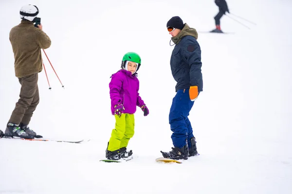 Les Instructeurs Enseignent Enfant Sur Une Pente Neige Snowboard — Photo