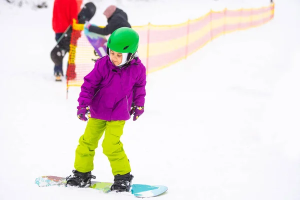 Snowboard Winter Sport Niña Aprendiendo Hacer Snowboard Vistiendo Ropa Invierno —  Fotos de Stock