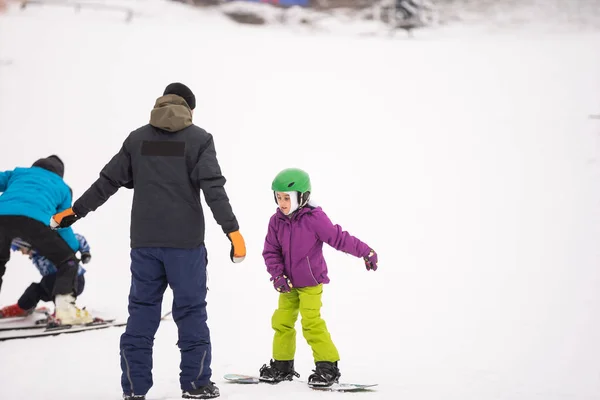 Στο Κρύο Winder Day Στο Mountain Ski Resort Πατέρας Διδασκαλία — Φωτογραφία Αρχείου