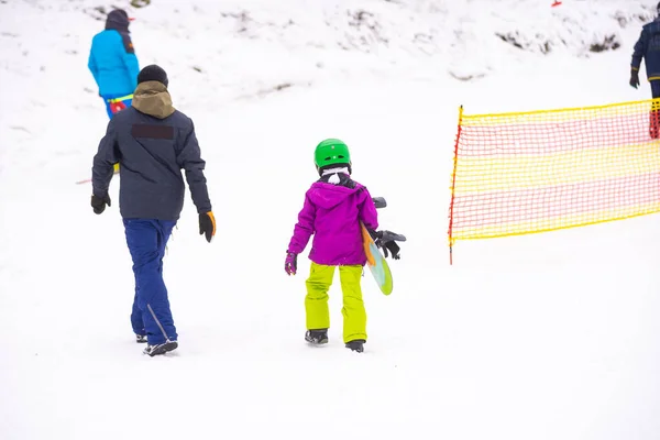 Instruktoren Bringen Einem Kind Auf Einem Schneehang Das Snowboard Bei — Stockfoto
