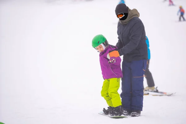 Μικρή Χαριτωμένο Κορίτσι Snowboarding Στο Χιονοδρομικό Κέντρο Στην Ηλιόλουστη Μέρα — Φωτογραφία Αρχείου