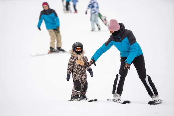 Profesionální Lyžařský Instruktor Učí Dítě Lyžovat Den Sjezdovce Resort Sněhem — Stock fotografie