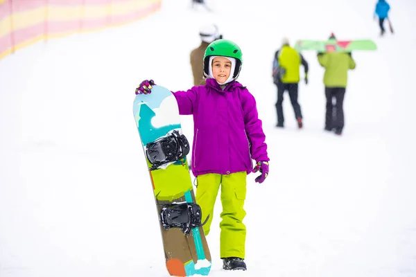 Snowboard Sport Zimowy Dziewczynka Uczy Się Jeździć Snowboardzie Ciepłych Zimowych — Zdjęcie stockowe