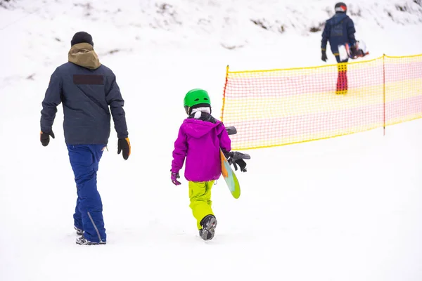 Snowboard Winter Sport Niña Aprendiendo Hacer Snowboard Vistiendo Ropa Invierno — Foto de Stock