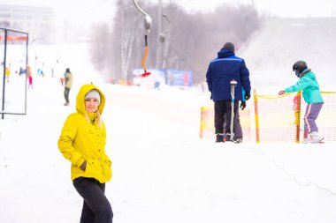 Turistler tatillerde kayak ve snowboard oynamayı severler..