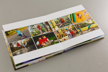 Gri arkaplanda fotoğraf kitabını aç