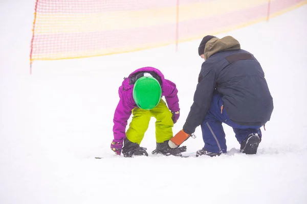 Los Instructores Enseñan Niño Una Pendiente Nieve Practicar Snowboard — Foto de Stock