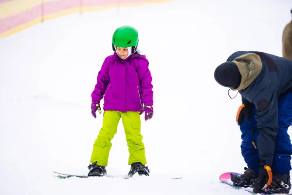 Hideg Szél Napján Mountain Ski Resortban Apa Tanítja Kicsi Lányt — Stock Fotó