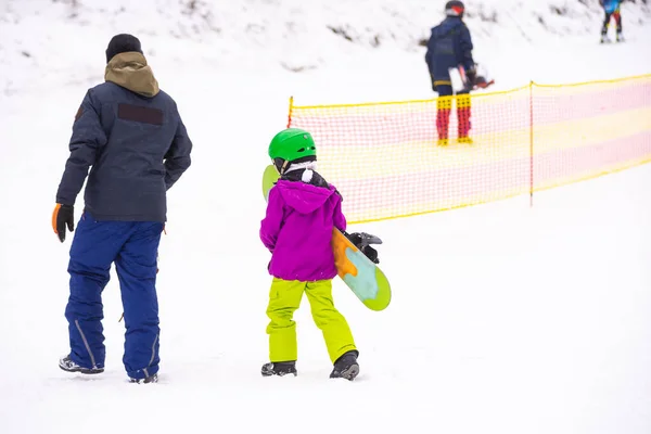 Instruktorzy Uczą Dziecko Śniegu Snowboardzie — Zdjęcie stockowe