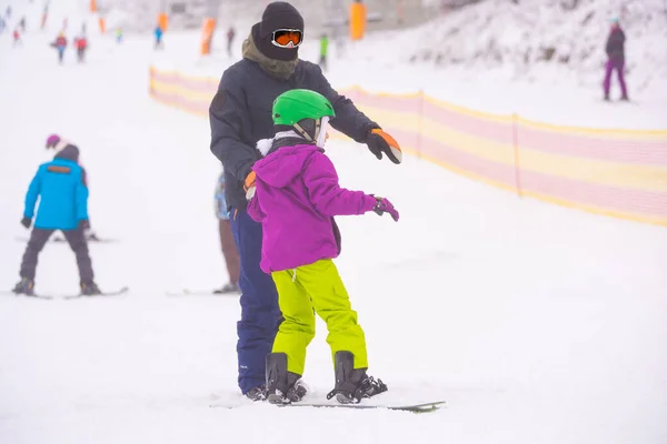 Studený Vítr Den Horském Lyžařském Středisku Otec Výuka Dcera Snowboarding — Stock fotografie