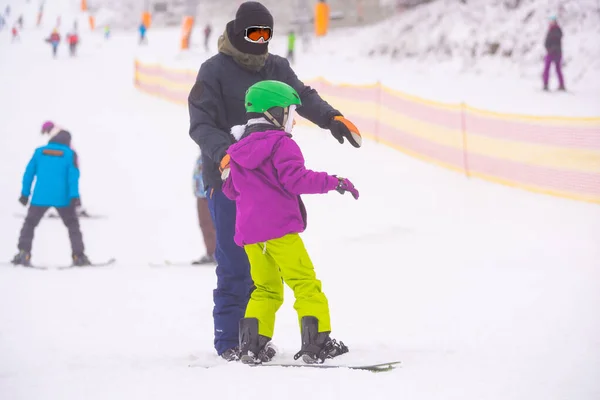 Cold Winder Day Mountain Ski Resort Pai Ensinando Filha Snowboarding — Fotografia de Stock