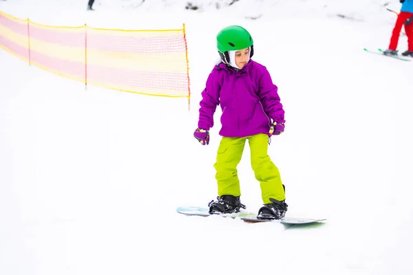 Snowboard Sport Zimowy Dziewczynka Uczy Się Jeździć Snowboardzie Ciepłych Zimowych — Zdjęcie stockowe