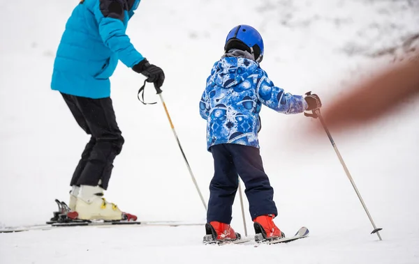 Moniteur Ski Professionnel Enseigne Enfant Skier Une Journée Sur Une — Photo