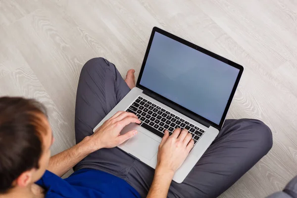 Imagem Recortada Jovem Trabalhando Seu Laptop Visão Traseira Mãos Homem — Fotografia de Stock