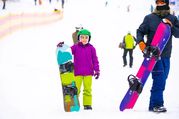 Little Cute Girl Snowboarding Resort Esqui Dia Ensolarado Inverno — Fotografia de Stock