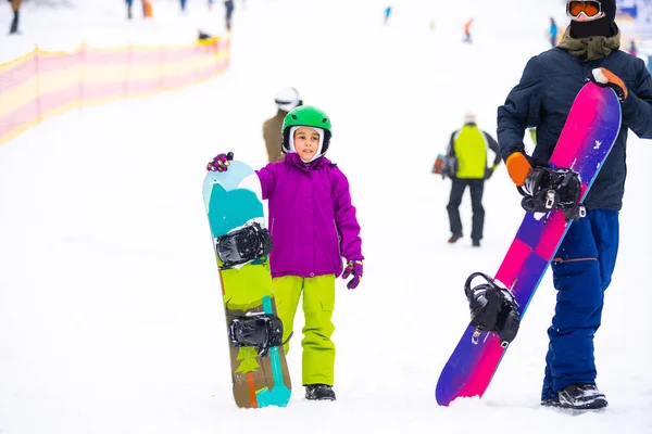 Kicsi Aranyos Lány Snowboard Síközpont Napsütéses Téli Nap — Stock Fotó