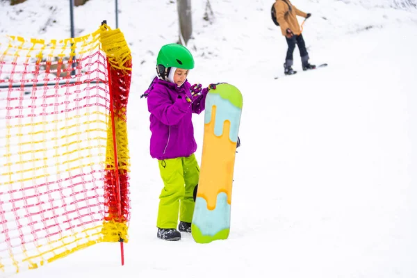 Snowboard Wintersport Kleines Mädchen Das Snowboard Lernt Und Warme Winterkleidung — Stockfoto