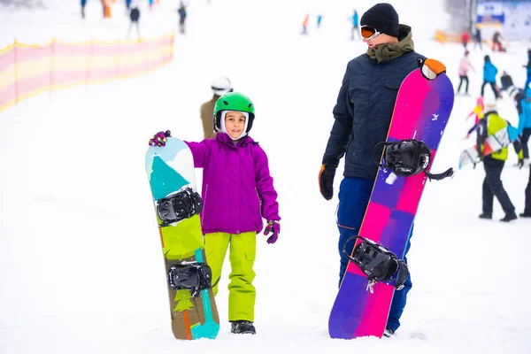 Oktatók Megtanítják Gyereket Snowboardozni — Stock Fotó