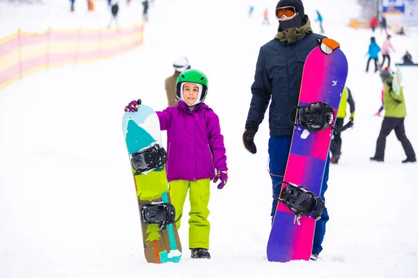 Los Instructores Enseñan Niño Una Pendiente Nieve Practicar Snowboard — Foto de Stock