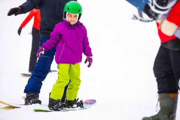 Instructeurs Leren Een Kind Een Sneeuwhelling Snowboarden — Stockfoto