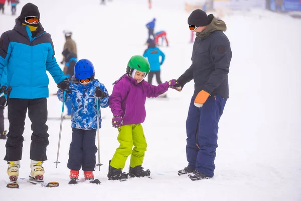 Turistas Gostam Jogar Esqui Snowboard Estância Esqui Férias — Fotografia de Stock