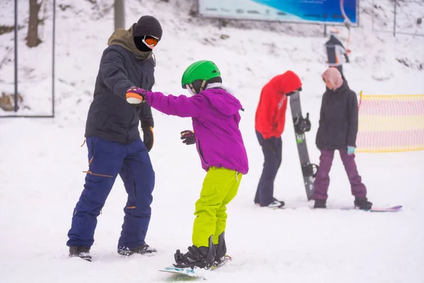 Στο Κρύο Winder Day Στο Mountain Ski Resort Πατέρας Διδασκαλία — Φωτογραφία Αρχείου