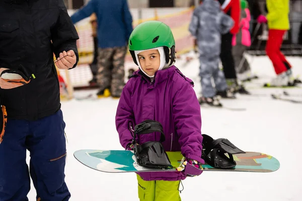 Snowboard Kış Sporu Küçük Kız Snowboard Öğreniyor Kalın Kışlık Giysiler — Stok fotoğraf